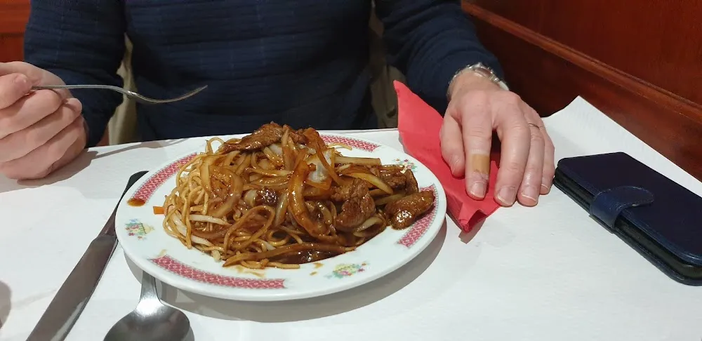 Boeuf Aux Oignons Et Nouilles Sautées